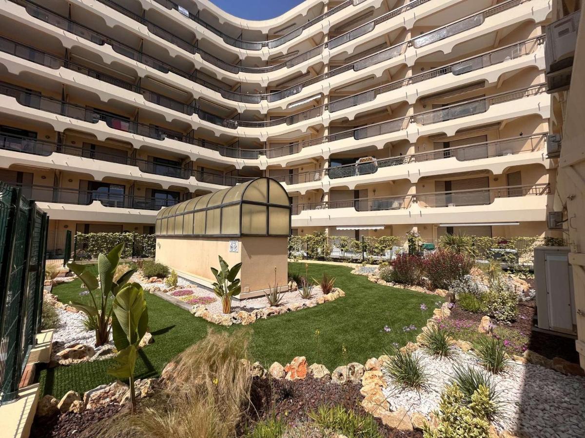 Studio Cabine A 200M De Port Frejus, Plage, Commerces, Terrasse, 4 Couchages, Menage Inclus - Fr-1-226A-31 エクステリア 写真
